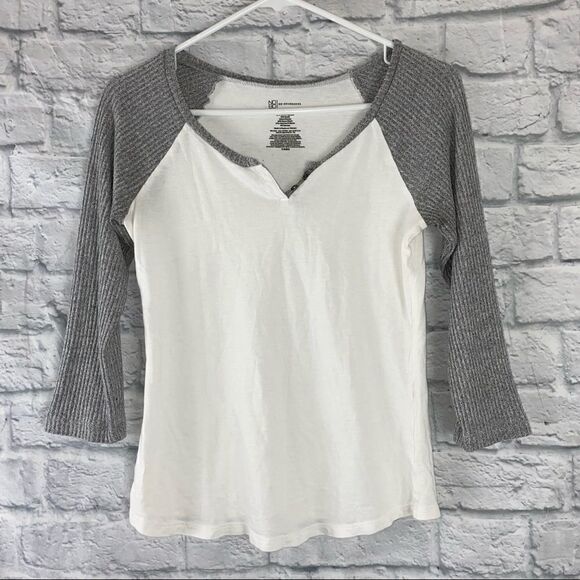 No boundaries 3/4 sleeve quarter button top w/ribbed grey sleeves & white tee Sm - Picture 1 of 5